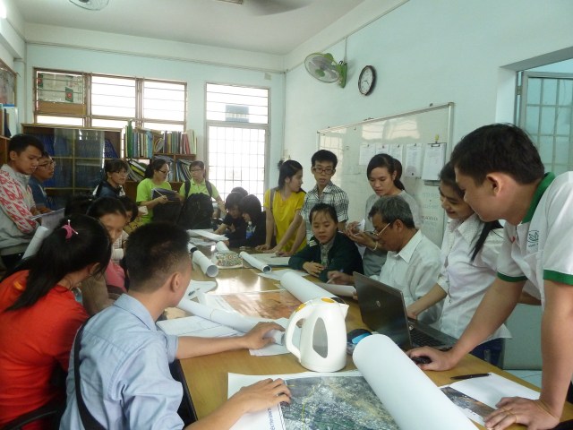 Tiếp tục trao đổi công việc trước khi đi thực địa