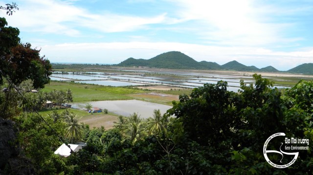 Hình 10. Cảnh Hình 10. Cảnh quan bờ biển Mũi Nai nhìn từ Thạch Động