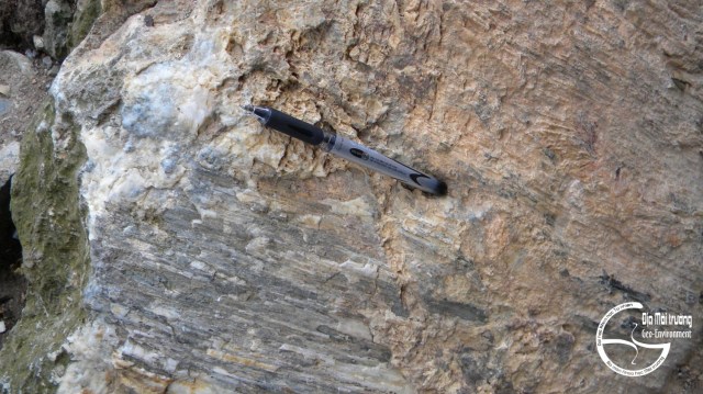 Hình 3. Mặt trượt trên cát kết lộ ở chân vách phía tây