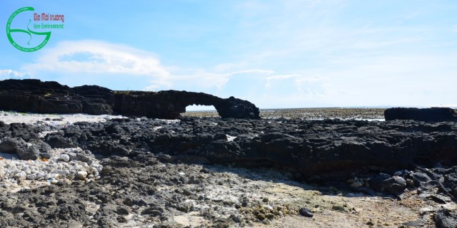 Hình 1. Cổng Tò Vò Lý Sơn