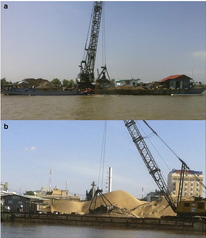 Hoạt động khai thác cát qui mô công nghiệp năm trong năm 2012 trên sông Hậu. (a) hạ nguồn Phnom Penh; (b) tại Cần Thơ.