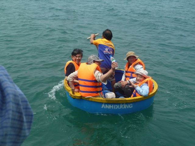 Đi thuyền thúng từ tàu đến Hòn Than