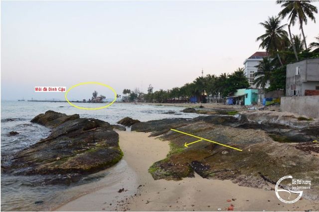 Hình 2. Cát kết có phương vị hướng dốc 220o (mũi tên vàng)