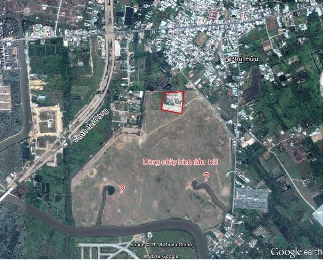 Hình 5. Ảnh 2013 cho thấy các rạch được san lấp phần lớn, chỉ còn lại hai đoạn mang hình dấu hỏi