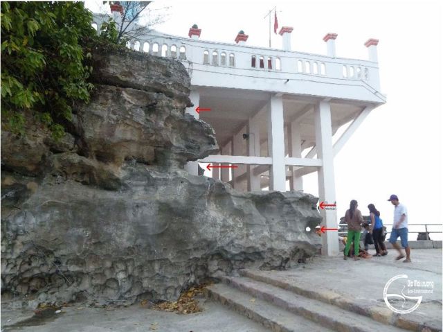 Hình 4. Các hõm sóng vỗ (mũi tên đỏ) trên vách đá cát kết tại Dinh Cậu