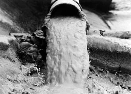 Ống xả thải hoá chất của công ty Chisso đổ ra vịnh Minamata