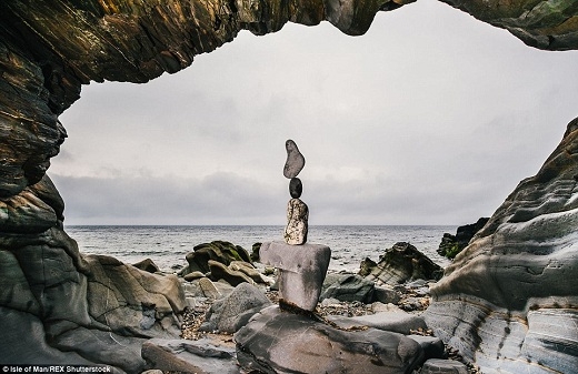 Nghệ thuật của sự cân bằng là đây: những hòn đá được chồng lên nhau trong một hang động khi thủy triều xuống ở thung lũng Maye, thuộc đảo Man.