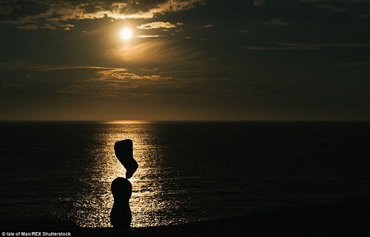 Trong ánh sáng chập choạng, hòn đá ở trên cùng dường như đang nổi trong không gian đầy ma mị.