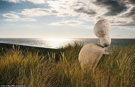 Thấp thoáng sau bãi cỏ gần biển ở mũi Ayre là một tuyệt tác nữa.