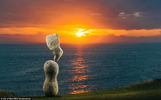 Một sự sáng tạo đầy liều lĩnh của Adrian khoác lên mình vẻ đẹp rực rỡ dưới ráng chiều ở phía nam hòn đảo.