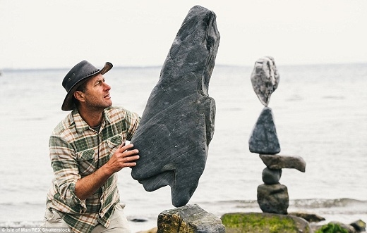 Để cho ra đời được những tác phẩm “kinh điển” như vậy, Adrian đã mất hàng giờ tỉ mẩn đặt những hòn đá hình thù kì quái lên nhau.