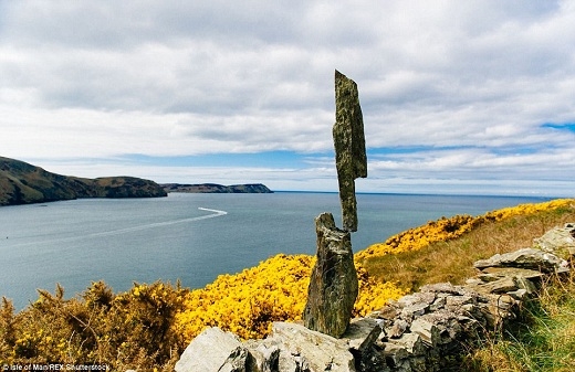 Những hòn đá trong tác phẩm này có xuất xứ từ những bước tường đá cằn cỗi ở gần đỉnh Bradda.