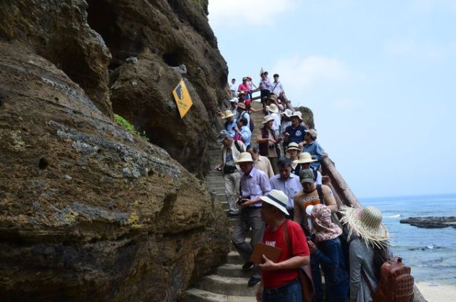 Khảo sát tại Chùa Hang. Ảnh: Hà Quang Hải