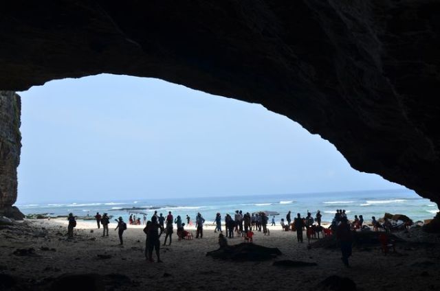 Trước Hang Câu. Ảnh Hà Quang Hải