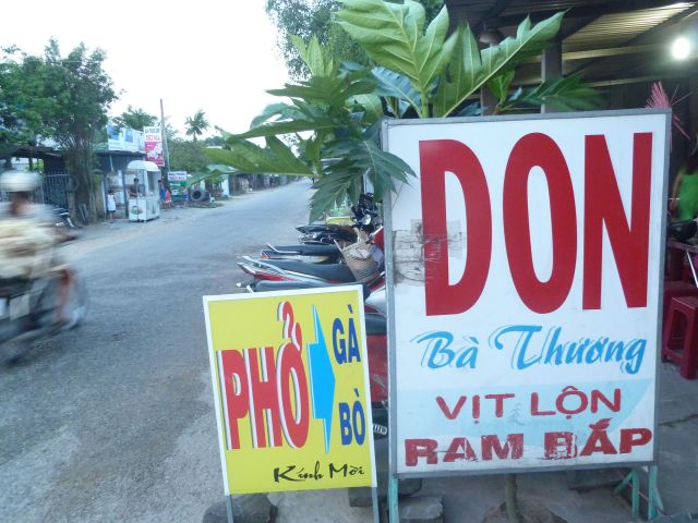 Quan Don Bà Thương được Viện trưởng Bảo tàng Dân tộc học tặng bằng khen