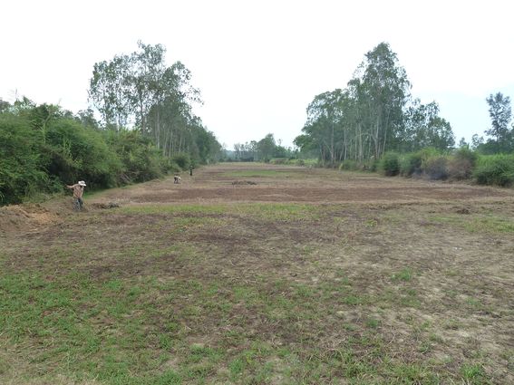Trũng phía đông - vết tích hào đào lấy đất đắp thành