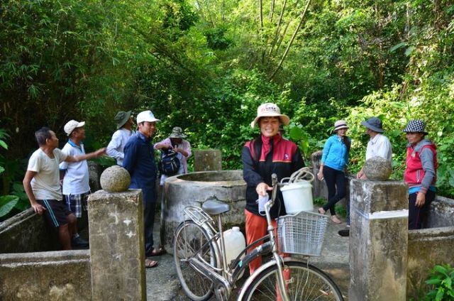 Lấy nước ăn từ giếng đào của người Chăm