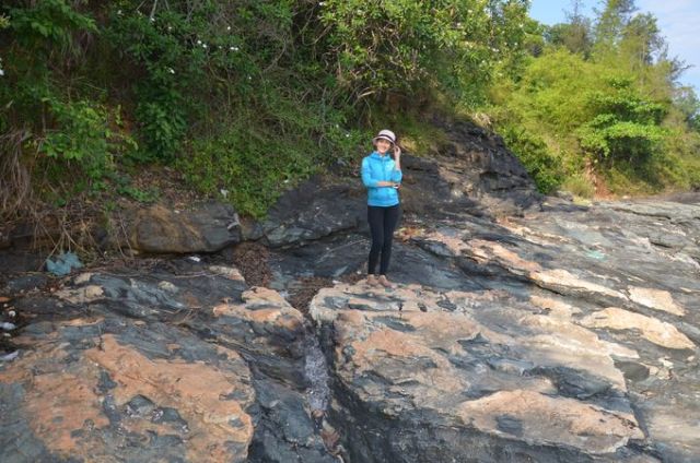 Bãi biển mài mòn trên đá phiến thạch anh (bãi Nồm)