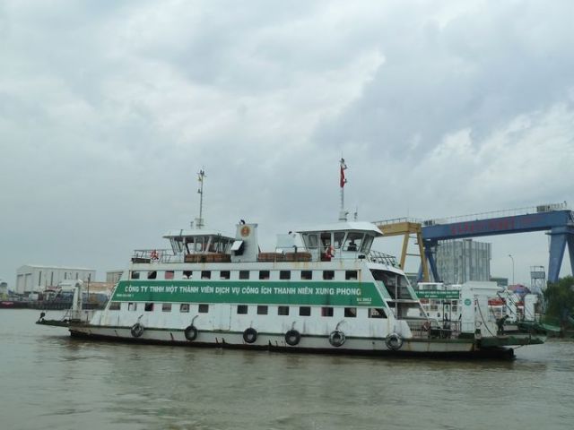 Phà qua sông Nhà Bè sang Bình Khánh