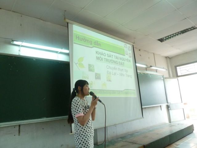 Cô Bạch Linh trình bày các phẫu diện đất cơ bản
