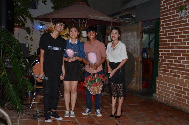 Diễn viên (giữa) và hai MC (bìa)