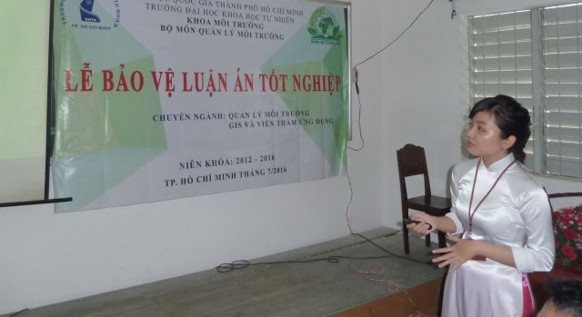 Bạn Võ Thanh Mai trình bày đề tài Lập bản đồ dư lượng kim loại nặng ở ngoại thành TP. HCM