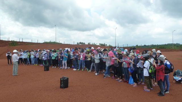 Nghe giảng qui trình khai thác và tuyển rửa quặng bauxit