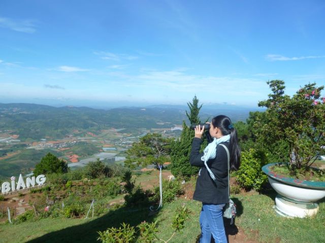 Cô Ngọc Tuyến đang thích thú quan sát các dạng địa hình từ điểm nhìn Radar