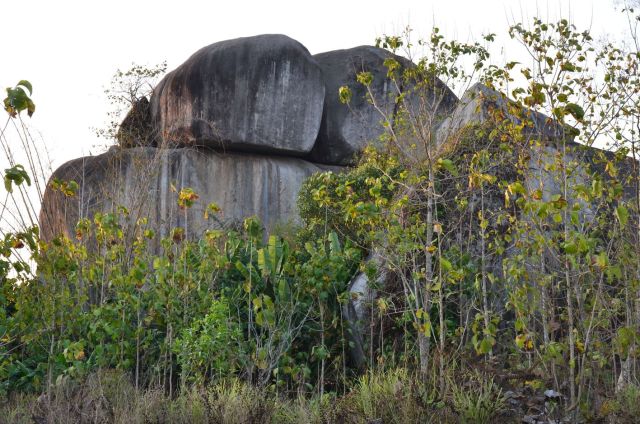 Hình 6: Cột đá Xuân Sơn