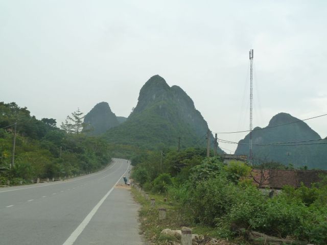 Núi đá vôi dạng tháp. Con đường từ Chi Nê đi Phú Lý tráng nhựa đẹp. Đây cũng là con đường mà bà xã mình cách đây 30 (năm 1986) từng đi bộ (Phủ Lý - xóm Chéo Vòng 30 km). Kết thúc hành trình là đôi chân xưng vù. 