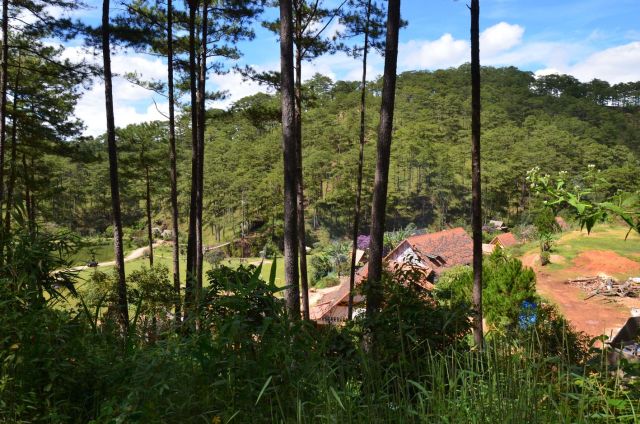 Làng Cù Lần trong thung lũng nhỏ.