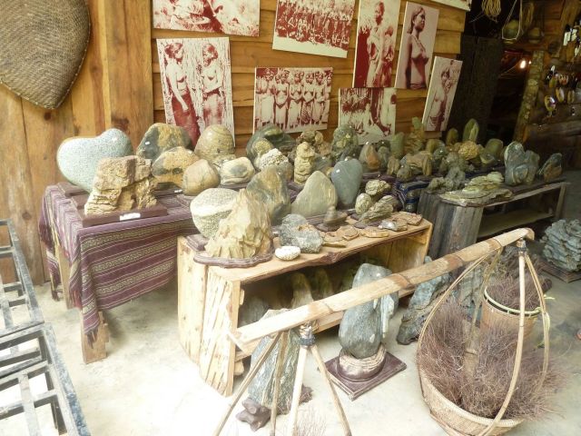 Sưu tập đá cuội, tảng trưng bày tại làng Cù Lần