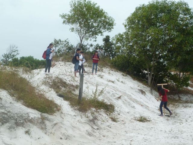 Đo lập mặt cắt đồi cát thủy tinh (sườn tây bắc) 