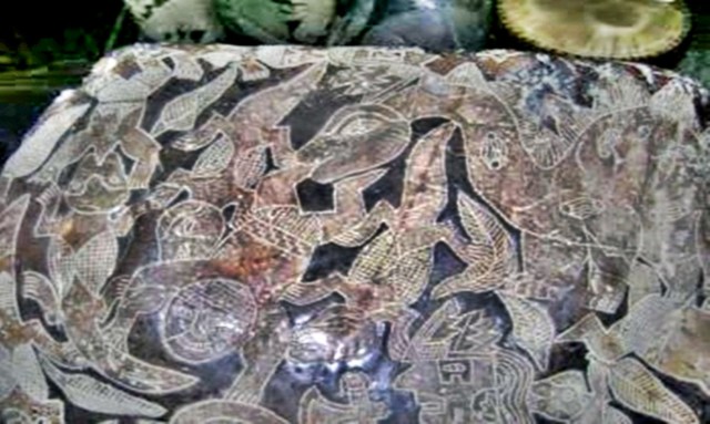 Hình vẽ trên hòn đá này cho thấy một con khủng long đang ăn thịt một người, khiến một số người cho rằng con người đã có mặt trên Trái Đất từ 65 triệu năm trước (thời đại khủng long). (Ảnh: Eugenia Cabrera/Museo Cabrera)