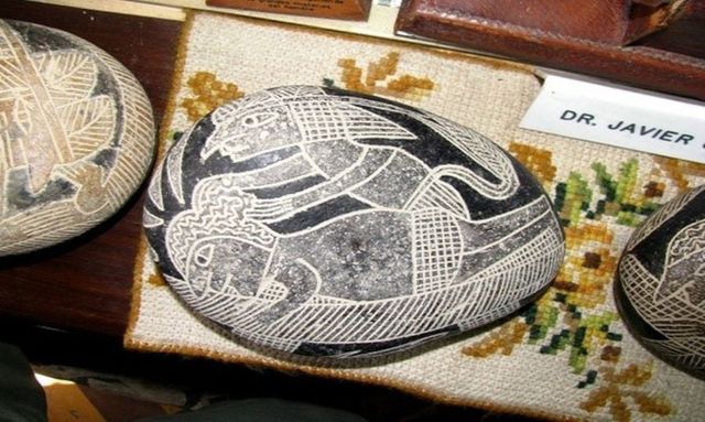 Hòn đá này dường như mô tả một người đang lấy não bệnh nhân, kết nối nó với thiết bị đặc biệt để tránh chết não. Ảnh: Brattarb.